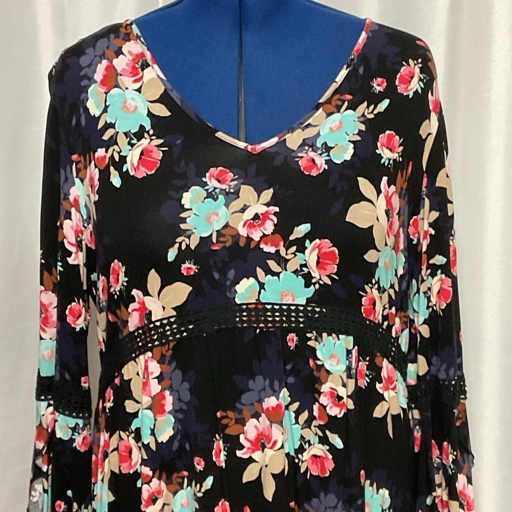 Woman’s Gently Used Relativity Tunic - Picture 2 of 12